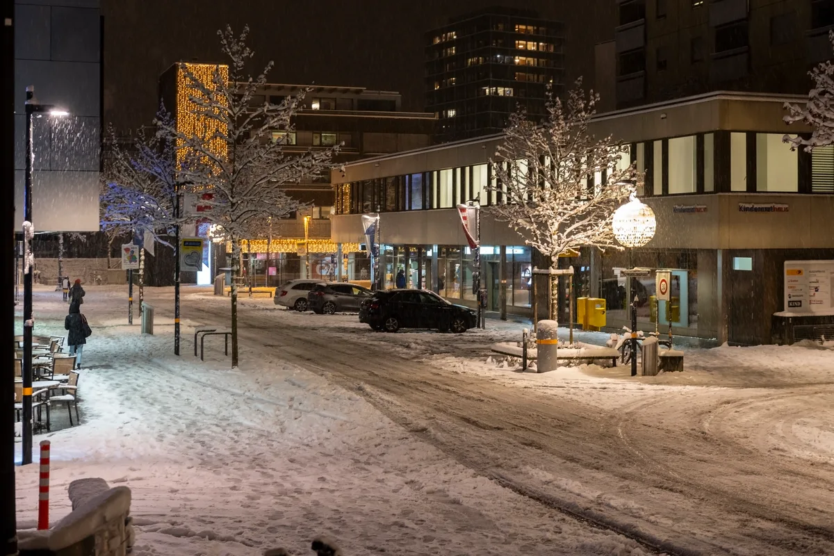 Nicht nur die Webernstrasse ist tief verschneit. Die Weihnachtsbeleuchtung in Uster erhellt wieder die Winternächte.